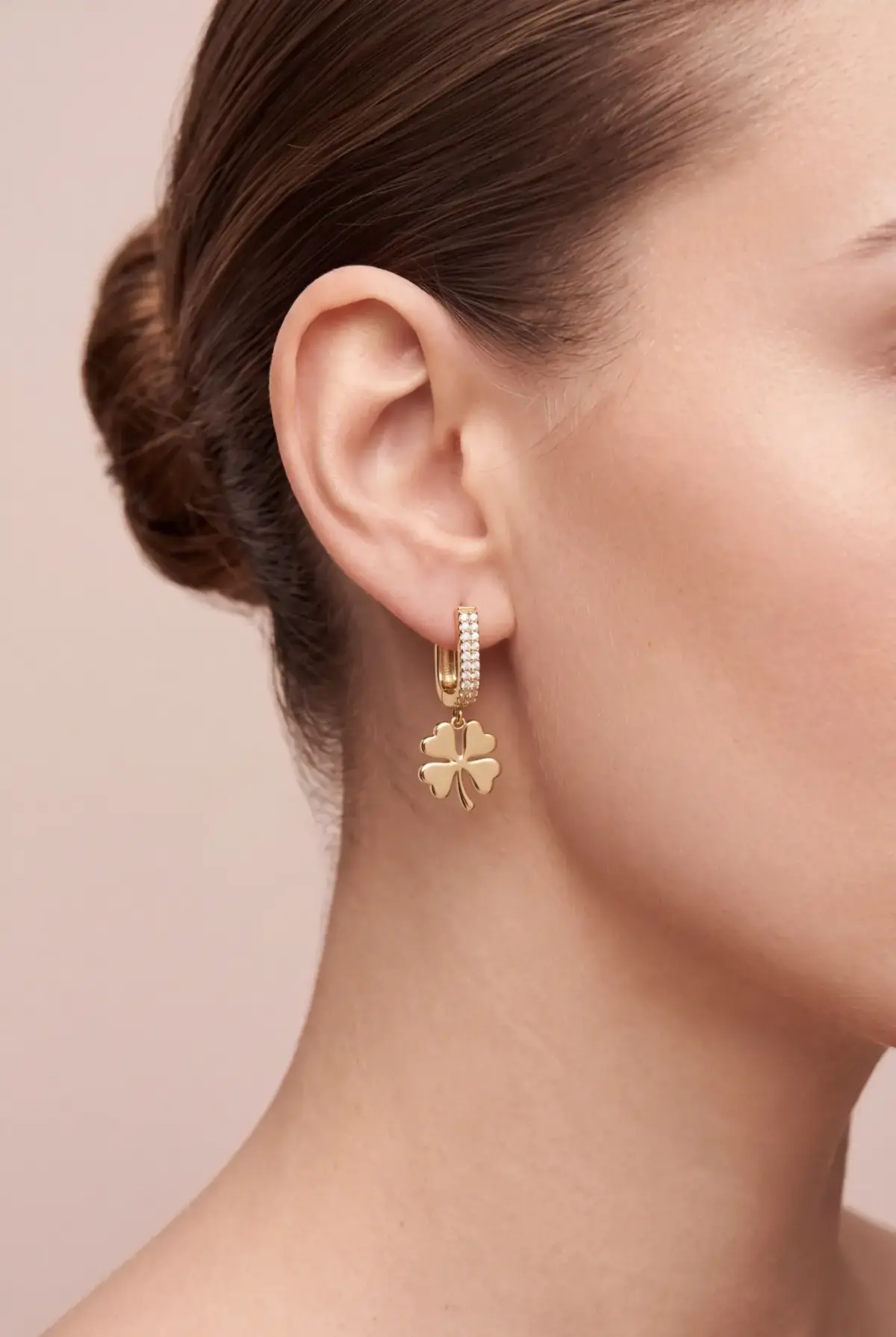 14 K Taşlı Yonca Sallantılı U Küpe