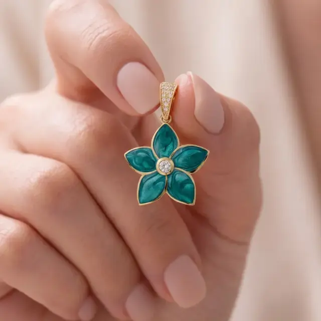 14 K Yeşil Mineli Çiçek Döküm Kolye Ucu