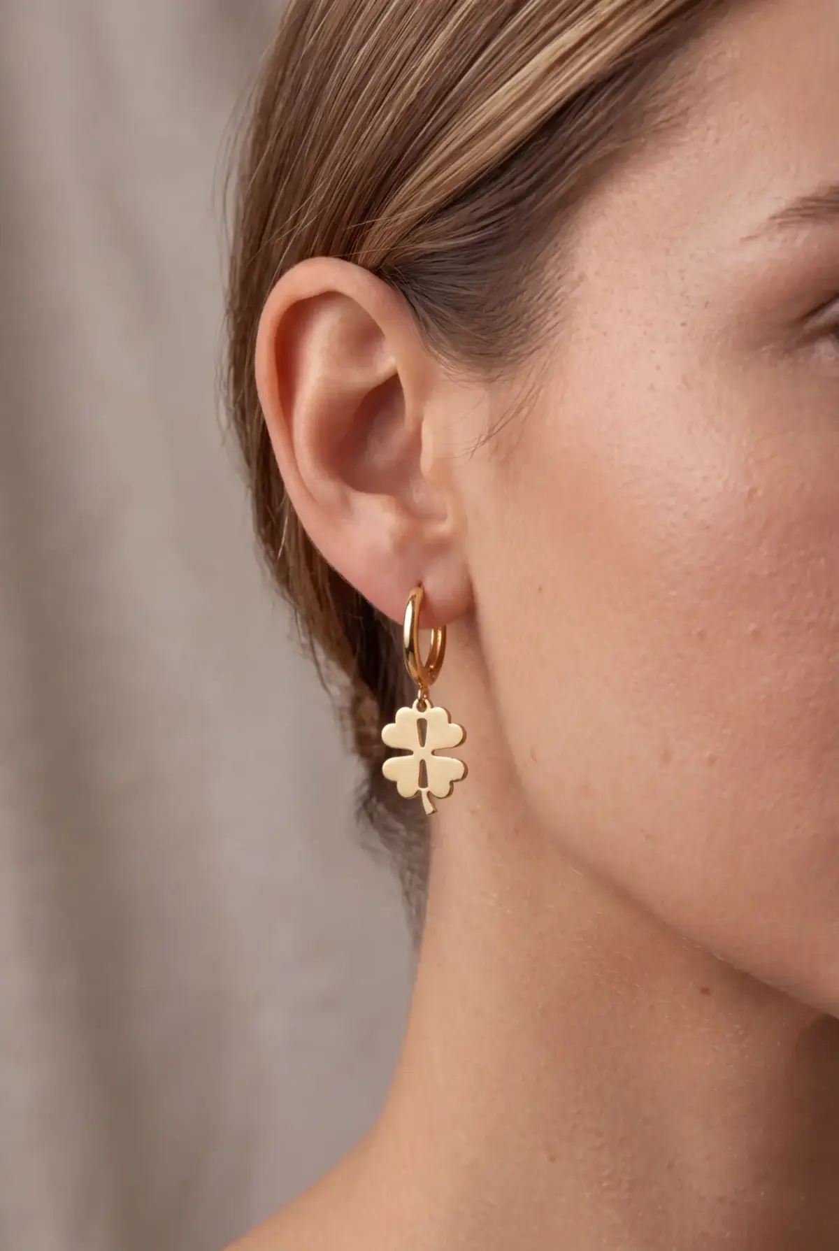 14 K Halka Yonca Sallantılı Küpe