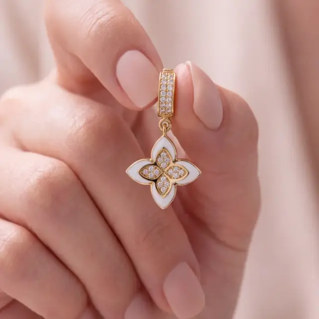 14 K Beyaz Mineli Çiçek Charm Kolye Ucu